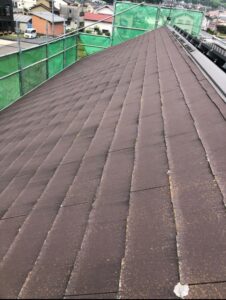 屋根のコケが目立ち